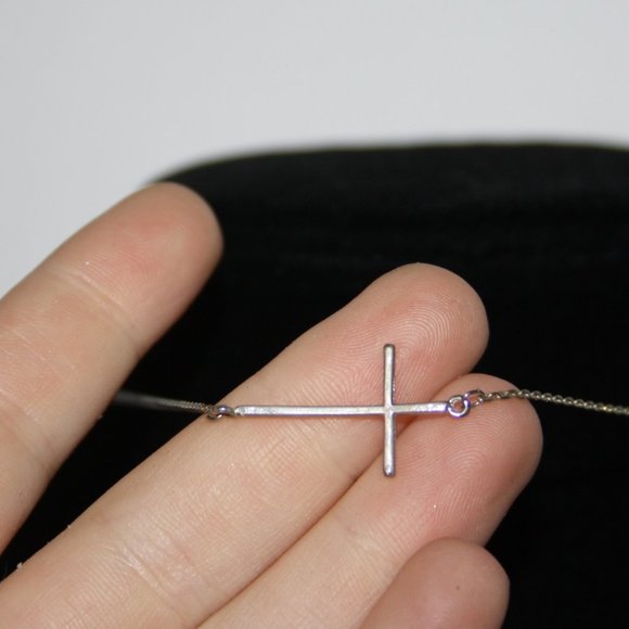 Beautiful silver side cross necklace 15-17"